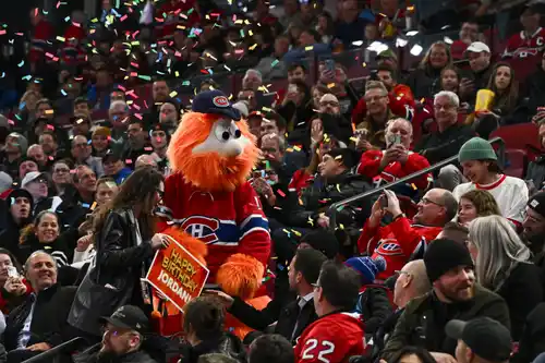 Youppi! surprises a fan with a custom birthday card
